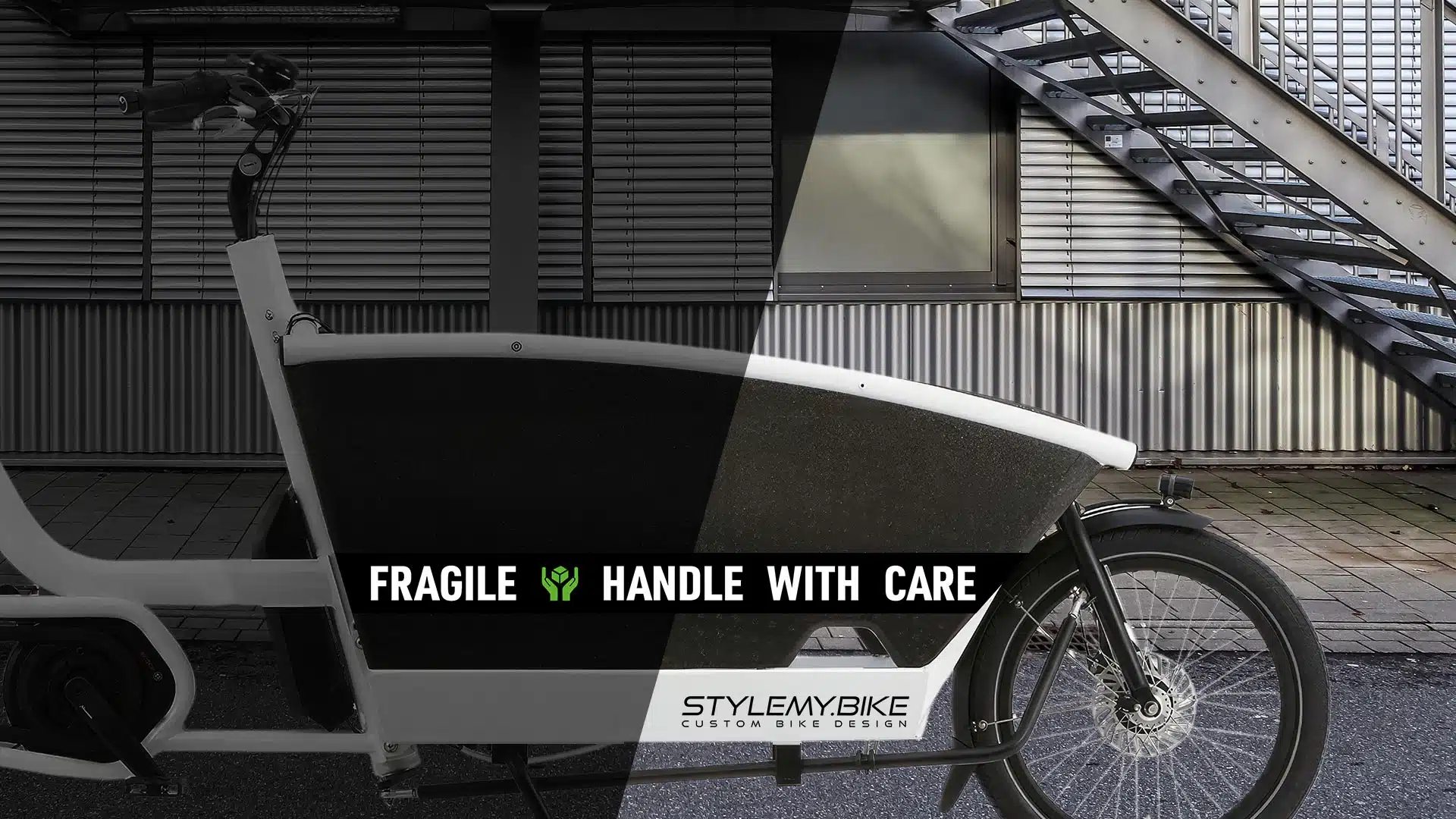 Lastenrad mit Reflective Stripes Fragile Handle With Care bei Tag und bei Nacht